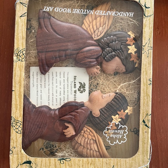Hawaii crafted handmade wood art kissing angels - Picture 2 of 16